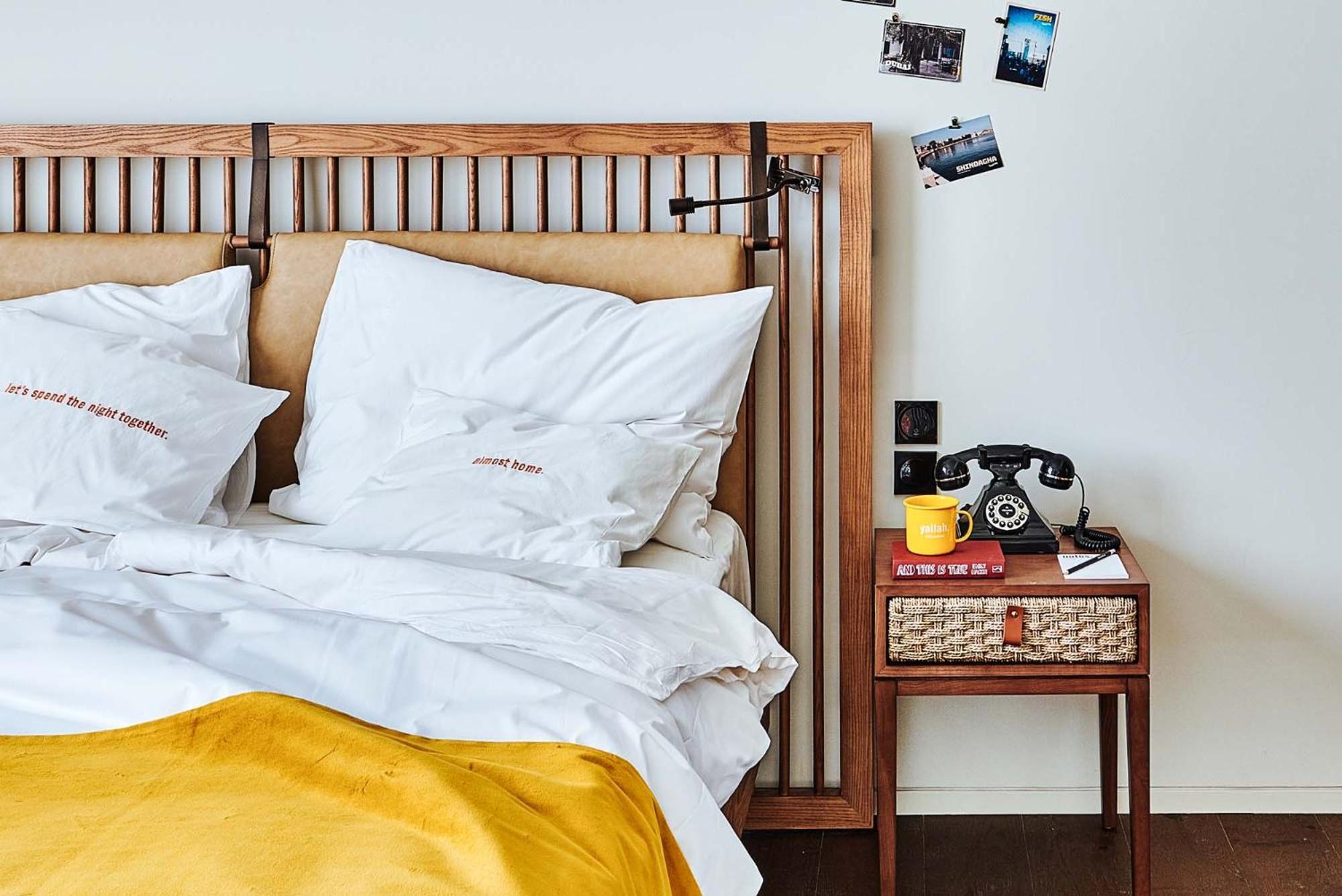 25Hours Hotel Dubai One Central Екстериор снимка A bed with a nightstand